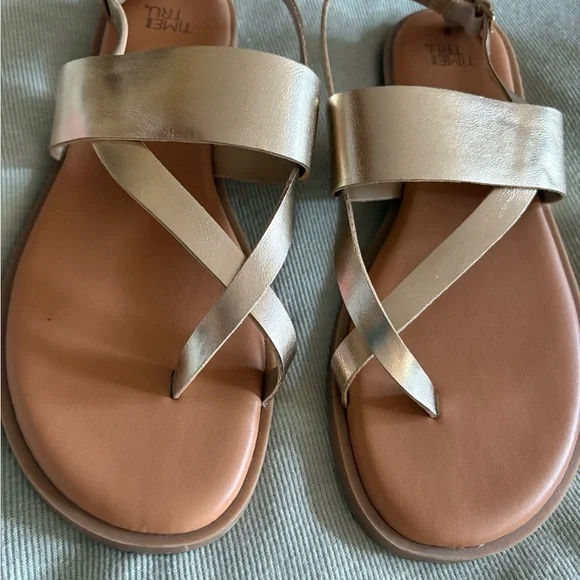 Time and Tru Gold Women's Sandals - Picture 4 of 8